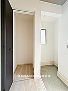 広々とした玄関です。明るく開放感があり、靴や小物を整理できる収納も備え、家族や来客を気持ちよく迎えられます。
