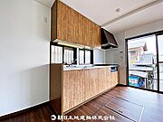 【キッチン】壁側を向いたキッチン配置です。調理に集中しやすく、リビング空間を広く使える点が特徴の間取りです。