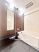 【浴室】清潔感のあるユニットバスです。浴室と洗面が一体となっており、掃除がしやすく日常使いに便利な仕様です。