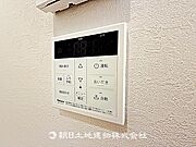 給湯器パネルが設置されています。お湯の温度や設定が簡単に操作でき、毎日の入浴や家事が快適に行える設備です。