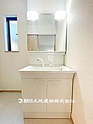 収納力のある3面鏡付き洗面台です。身支度がしやすく、洗面用品もすっきり片付けられる実用的な空間です。