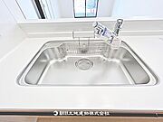 浄水器一体型蛇口付きのキッチンです。きれいな水を手軽に使え、料理や飲用に安心で快適な生活をサポートします。