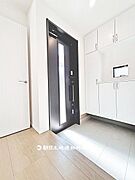 【玄関】広々とした玄関です。明るく開放感があり、靴や小物を整理できる収納も備え、家族や来客を気持ちよく迎えられます。