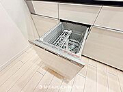 食洗器が備わったキッチンです。家事の効率が上がり、時間を有効に使えるため、快適で便利な生活をサポートします。