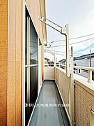 【バルコニー】バルコニー付きの住まいです。日差しが差し込み、風通しも良く、洗濯やおうち時間を快適に過ごせます。
