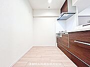 キッチン背面にゆとりのあるスペースです。冷蔵庫や収納を配置しやすく、家事動線がすっきり整います。