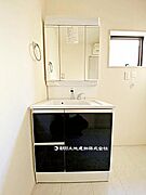 【洗面所】収納力のある3面鏡付き洗面台です。身支度がしやすく、洗面用品もすっきり片付けられる実用的な空間です。
