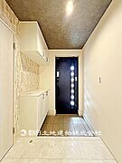 【玄関】広々とした玄関です。明るく開放感があり、靴や小物を整理できる収納も備え、家族や来客を気持ちよく迎えられます。
