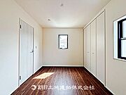 【居室】明るさを確保した居室です。日差しが届きやすく、毎日の生活を快適に過ごせる居心地の良い空間です。