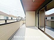 【バルコニー】バルコニー付きの住まいです。日差しが差し込み、風通しも良く、洗濯やおうち時間を快適に過ごせます。