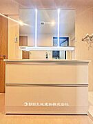 【洗面所】収納力のある3面鏡付き洗面台です。身支度がしやすく、洗面用品もすっきり片付けられる実用的な空間です。