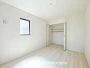 広い収納スペースを確保した居室です。日常の荷物をすっきり片付けられ、快適に過ごせる空間です。