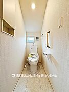シャワートイレ付きのトイレです。快適性に配慮した設備で、毎日の使用を気持ちよくサポートします。