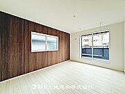 2面採光で明るく風通しの良い居室です。自然光が差し込み、居心地の良い快適な空間となっています。
