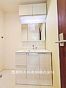 収納力のある3面鏡付き洗面台です。身支度がしやすく、洗面用品もすっきり片付けられる実用的な空間です。