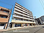 シンプルで洗練された外観が魅力です。街並みに馴染む上品なデザインで、流行に左右されにくく幅広い世代に好まれます。