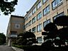 周辺：学校まで　徒歩20分　1586ｍ！駅近すぎず落ち着いた環境。静かで安心でき、毎日の通学も快適に過ごせます。