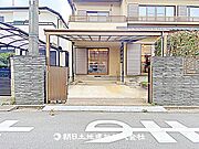 駐車場は1台分ございます。門扉のある駐車場なので防犯性が高く、大切なお車を守ります。