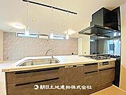 リビングを見渡せる対面キッチンです。調理中も家族との会話がしやすく、日常のコミュニケーションが広がります。