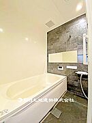 清潔感のあるユニットバスです。浴室と洗面が一体となっており、掃除がしやすく日常使いに便利な仕様です。