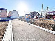道路幅は狭いですが、交通量が少なく安全です。落ち着いた環境で、快適に生活できる住まいです。
