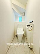 収納スペースを備えたトイレです。トイレットペーパーや掃除用品をすっきり片付けられる実用的な空間です。
