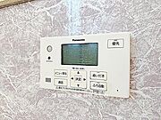 追い炊きパネル付きで、お湯の温度や量を簡単に調整可能です。家族が快適に入浴できる便利な設備です。