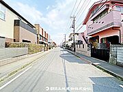 建築条件なしの更地で、自由なプランで建築可能です。現地写真（2026年3月30日撮影）をご確認ください。