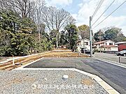 現在建築中の現場で工事進行中です。現地写真（2026年3月30日撮影）をご覧ください。