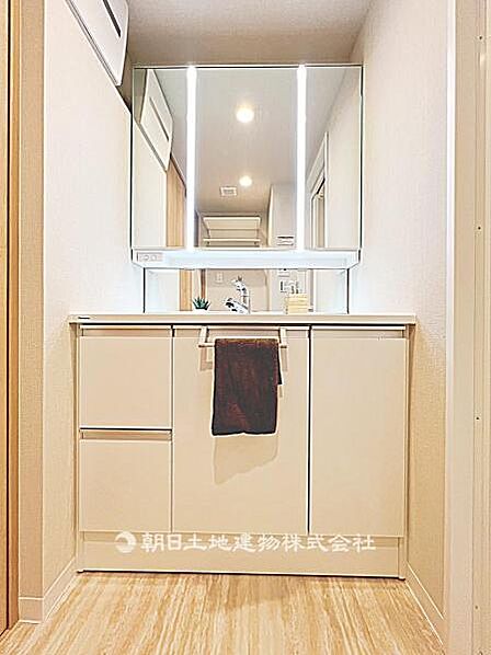 【洗面所】収納力のある3面鏡付き洗面台です。身支度がしやすく、洗面用品もすっきり片付けられる実用的な空間です。