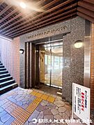 開放感あふれるエントランスが、モダンなデザインと共に、優雅さと機能性を兼ね備えた素晴らしい空間を作り上げています。