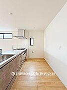 ゆとりのあるキッチンスペースです。冷蔵庫や収納を配置しやすく、家事動線がすっきり整います。