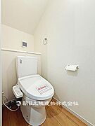 シャワートイレ付きのトイレです。快適性に配慮した設備で、毎日の使用を気持ちよくサポートします。