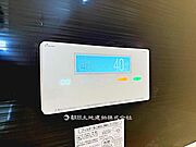追い炊きパネル付きで、お湯の温度や量を簡単に調整可能です。家族が快適に入浴できる便利な設備です。