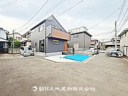 前面道路が広く、車の通行や駐車がしやすい立地です。開放感があり、快適に生活できる住まいです。
