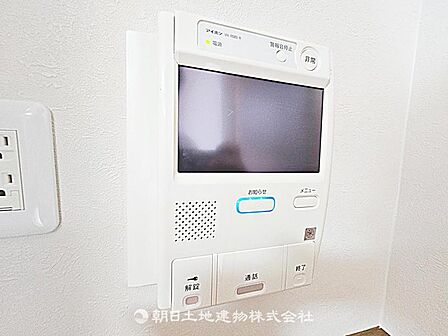 便利なTVモニター付きインターホンです。来客を画面で確認でき、安心して応対できる、防犯性の高い設備です。