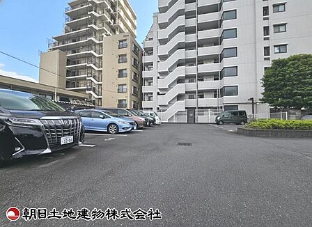 【駐車場】並列駐車が可能な駐車スペースです。家族や来客の車を同時に駐車でき、日常生活やお出かけに便利な空間です。