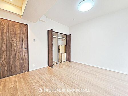 【居室】広い収納スペースを確保した居室です。日常の荷物をすっきり片付けられ、快適に過ごせる空間です。