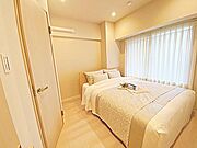 【居室】主寝室として使える洋室です。家具配置がしやすく、就寝スペースとして快適に利用できます。※家具などはつきません。