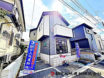 外観：【外観】落ち着いた色合いが印象的な外観です。周囲の街並みに自然と調和し、長く住んでも飽きのこない佇まいが魅力の住まいです。