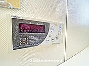 追い炊きパネル付きで、お湯の温度や量を簡単に調整可能です。家族が快適に入浴できる便利な設備です。