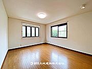 【居室】子供部屋に適した洋室です。プライベート空間を確保でき、学習や休息に集中しやすい環境です。