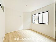 2面採光で明るく風通しの良い居室です。自然光が差し込み、居心地の良い快適な空間となっています。