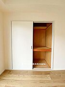 【収納】コンパクトな収納スペースです。棚やラックを工夫すれば効率よく整理でき、居室を広く使える空間です。