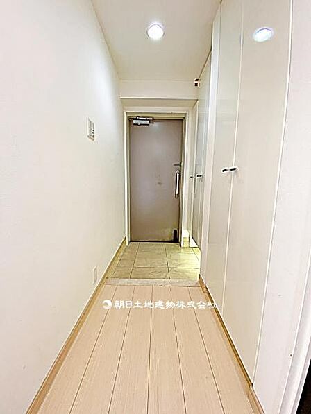 【玄関】玄関は明るく使いやすい空間です。収納スペースも充実しており、靴や日用品を整理しやすく快適に使えます。