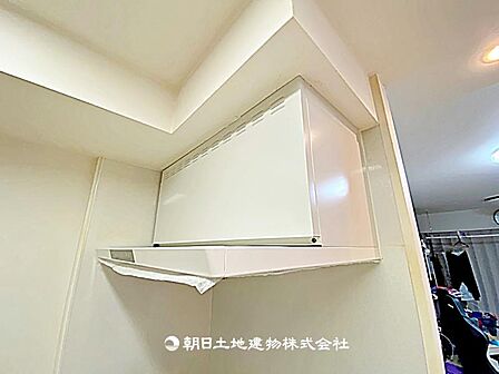 レンジフード付きのキッチンです。調理中の煙や臭いを効率的に排出でき、キッチンを快適で清潔に保てる設備です。