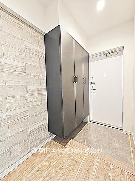 【玄関】広々とした玄関です。明るく開放感があり、靴や小物を整理できる収納も備え、家族や来客を気持ちよく迎えられます。