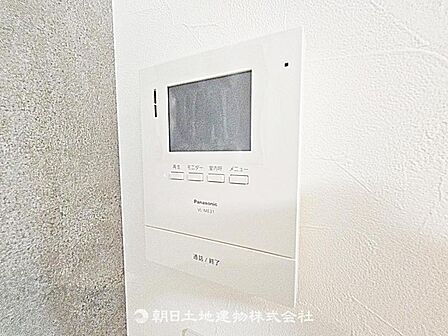 便利なTVモニター付きインターホンです。来客を画面で確認でき、安心して応対できる、防犯性の高い設備です。