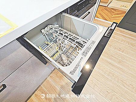 浄水器一体型蛇口付きのキッチンです。きれいな水を手軽に使え、料理や飲用に安心で快適な生活をサポートします。