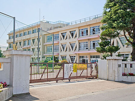 所沢市立西富小学校まで徒歩13分981m!無理のない通学距離で、生活とのバランスが良好な立地です。
